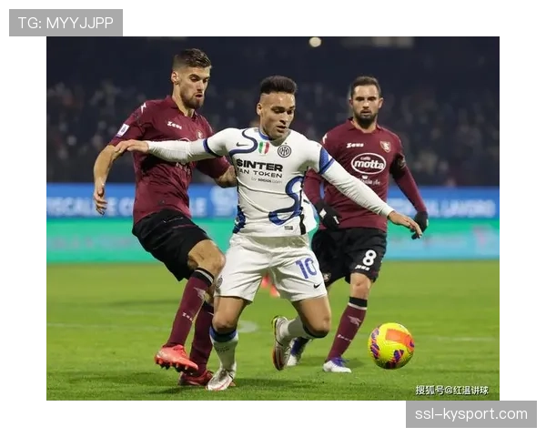 特写:终场哨响,为保级苦战获首胜的萨勒尼塔纳主帅与教练组紧紧相拥